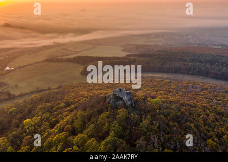 Oltarik ist eine Burg auf dem Hügel mit dem gleichen Namen in der Ceske Stredohori Berge ruinieren. Es erhebt sich über dem Dorf Dekovka zehn Kilometer. Stockfoto