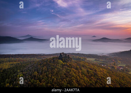 Oltarik ist eine Burg auf dem Hügel mit dem gleichen Namen in der Ceske Stredohori Berge ruinieren. Es erhebt sich über dem Dorf Dekovka zehn Kilometer. Stockfoto