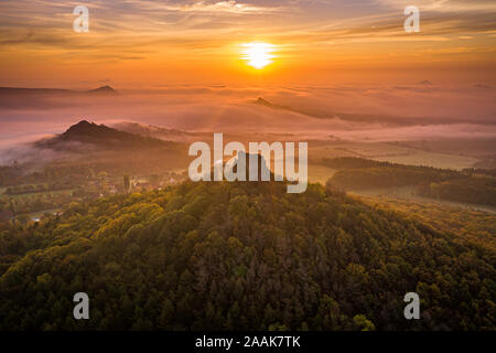 Oltarik ist eine Burg auf dem Hügel mit dem gleichen Namen in der Ceske Stredohori Berge ruinieren. Es erhebt sich über dem Dorf Dekovka zehn Kilometer. Stockfoto