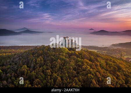 Oltarik ist eine Burg auf dem Hügel mit dem gleichen Namen in der Ceske Stredohori Berge ruinieren. Es erhebt sich über dem Dorf Dekovka zehn Kilometer. Stockfoto