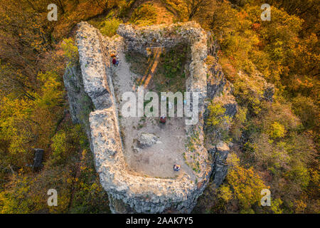 Oltarik ist eine Burg auf dem Hügel mit dem gleichen Namen in der Ceske Stredohori Berge ruinieren. Es erhebt sich über dem Dorf Dekovka zehn Kilometer. Stockfoto