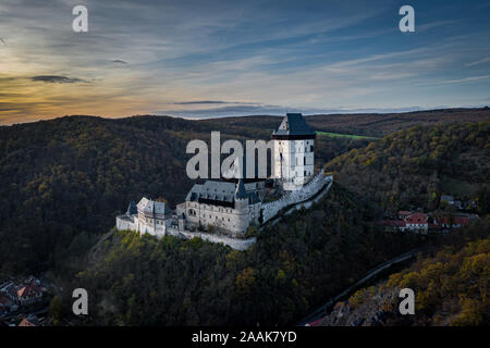 Karlstejn Castle ist eine grosse gotische Burg 1348 CE von Karl IV., Kaiser des Heiligen Römischen Reiches gegründet - Wählen und König von Böhmen. Es gibt tschechische Krone versteckt. Stockfoto