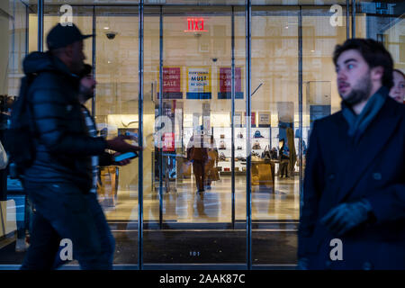 Shopper besuchen die Barneys Store auf der Seventh Avenue in New York geschmückt mit Zeichen Information der treuen Fans, die den Speicher zu liquidieren ist, am Donnerstag, 14. November 2019 gesehen. Die kultige fashion Außenposten waren zu B. Riley Finanzielle, Liquidation Spezialisten verkauft, während das geistige Eigentum zu authentischen Marken Gruppe ging. (© Richard B. Levine) Stockfoto