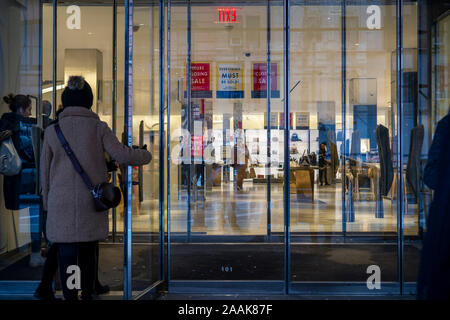 Shopper besuchen die Barneys Store auf der Seventh Avenue in New York geschmückt mit Zeichen Information der treuen Fans, die den Speicher zu liquidieren ist, am Donnerstag, 14. November 2019 gesehen. Die kultige fashion Außenposten waren zu B. Riley Finanzielle, Liquidation Spezialisten verkauft, während das geistige Eigentum zu authentischen Marken Gruppe ging. (© Richard B. Levine) Stockfoto