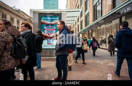 Fußgänger warten die 42nd Street in New York vor der US-Wahl 2020 am Sonntag gesehen eine digitale Anzeige Werbung Fox News" zu überqueren, 17. November 2019 (© Richard B. Levine) Stockfoto