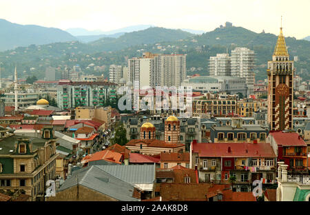 Schöne Luftaufnahme von Batumi mit St. Nicholas Kirche und der Turm auf der Piazza Square, Adscharien Region, Georgien Stockfoto