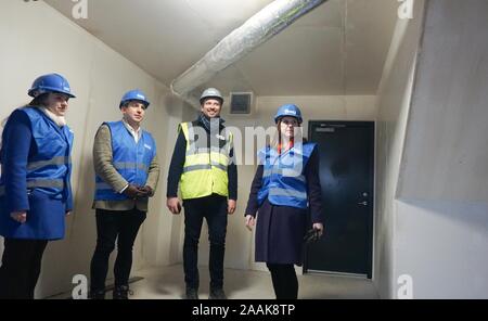 Sheffield, Yorkshire, Großbritannien. 22. November 2019. Liberaldemokraten Jo Swinson, trifft sich mit Personal, besucht sie die Kleinen Kelham mit einer nachhaltigen Stadtentwicklung Firma Citu während einer allgemeinen Wahlkampagne trail Stop in Sheffield. Großbritannien wird zu den Abstimmungen gehen am 12. Dezember 2019 in einer Abstimmung - Weihnachten allgemeine Wahl. Credit: Ioannis Alexopoulos/Alamy leben Nachrichten Stockfoto