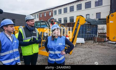 Sheffield, Yorkshire, Großbritannien. 22. November 2019. Liberaldemokraten Jo Swinson, trifft sich mit Personal, besucht sie die Kleinen Kelham mit einer nachhaltigen Stadtentwicklung Firma Citu während einer allgemeinen Wahlkampagne trail Stop in Sheffield. Großbritannien wird zu den Abstimmungen gehen am 12. Dezember 2019 in einer Abstimmung - Weihnachten allgemeine Wahl. Credit: Ioannis Alexopoulos/Alamy leben Nachrichten Stockfoto