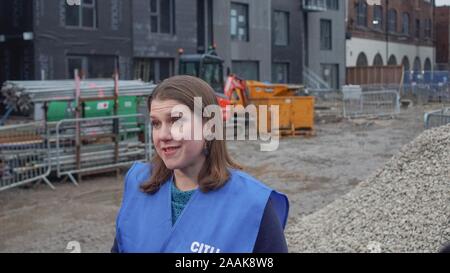 Sheffield, Yorkshire, Großbritannien. 22. November 2019. Liberaldemokraten Jo Swinson, trifft sich mit Personal, besucht sie die Kleinen Kelham mit einer nachhaltigen Stadtentwicklung Firma Citu während einer allgemeinen Wahlkampagne trail Stop in Sheffield. Großbritannien wird zu den Abstimmungen gehen am 12. Dezember 2019 in einer Abstimmung - Weihnachten allgemeine Wahl. Credit: Ioannis Alexopoulos/Alamy leben Nachrichten Stockfoto