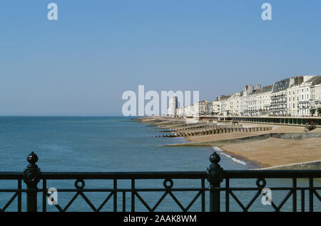 Meer in St Leonards-on-Sea an der Südküste, UK, Blick nach Westen von Hastings Pier Stockfoto