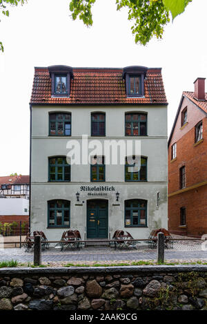 Wismar, Deutschland - 2 August 2019: malerischen Restaurant im historischen Zentrum der Stadt Stockfoto