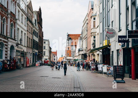 Wismar, Deutschland - August 2, 2019: Straße im historischen Zentrum. Wismar ist eine Hafen- und Hansestadt im Norden Deutschlands an der Ostsee. Stockfoto