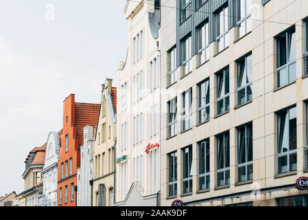 Wismar, Deutschland - 2 August 2019: Malerische Giebel Häuser im historischen Zentrum der Stadt Stockfoto