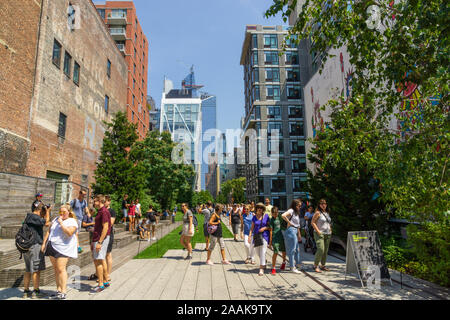 New York, USA - 20. August 2018: die Menschen zu Fuß auf die High Line Park. Stockfoto