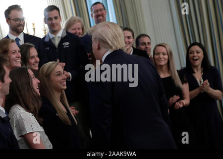 Washington, Vereinigte Staaten von Amerika. 22 Nov, 2019. Präsidenten der Vereinigten Staaten Donald J. Trumpf grüßt Athleten von der Queens University Charlotte Swim Team als Teil des NCAA College National Champions Day im Weißen Haus in Washington am 22. November 2019. Credit: Yuri Gripas/Pool über CNP | Verwendung der weltweiten Kredit: dpa/Alamy leben Nachrichten Stockfoto