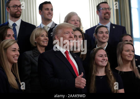 Washington, Vereinigte Staaten von Amerika. 22 Nov, 2019. Präsidenten der Vereinigten Staaten Donald J. Trumpf wirft mit Athleten von der Queens University Charlotte Swim Team als Teil des NCAA College National Champions Day im Weißen Haus in Washington am 22. November 2019. Credit: Yuri Gripas/Pool über CNP | Verwendung der weltweiten Kredit: dpa/Alamy leben Nachrichten Stockfoto