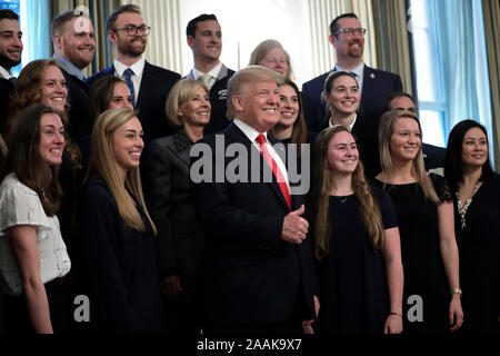 Washington, Vereinigte Staaten von Amerika. 22 Nov, 2019. Präsidenten der Vereinigten Staaten Donald J. Trumpf wirft mit Athleten von der Queens University Charlotte Swim Team als Teil des NCAA College National Champions Day im Weißen Haus in Washington am 22. November 2019. Credit: Yuri Gripas/Pool über CNP | Verwendung der weltweiten Kredit: dpa/Alamy leben Nachrichten Stockfoto