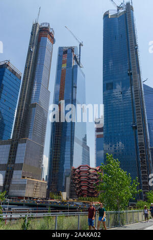 Das Schiff Struktur und Wolkenkratzer in Hudson Hof, NYC, USA Stockfoto