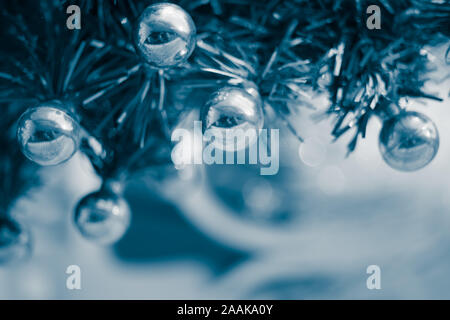Christmas tree branches mit Kugeln dekoriert, Neujahr, blau Ton. Stockfoto