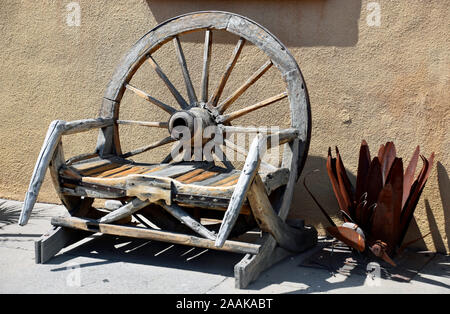 Komfortable Wagen Prüfstand an einem warmen Sommertag in der Old Town Plaza in New Mexiko. Stockfoto