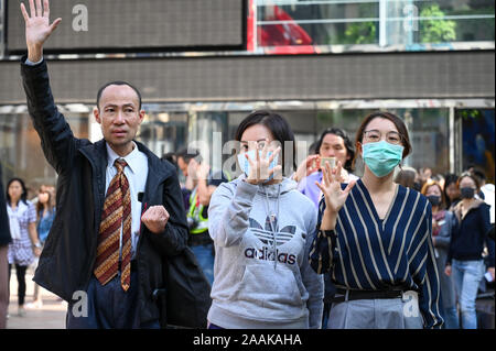 Hong Kong, Hong Kong SAR. 22 Nov, 2019. Die Demonstranten halten bis fünf Finger, ein Symbol für die pro-demokratische Bewegung fünf Forderungen, in der Mittagspause eine Kundgebung in Central Hongkong im Stadtteil am Freitag, 22. November 2019. Foto von Thomas Maresca/UPI. Quelle: UPI/Alamy leben Nachrichten Stockfoto