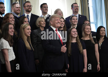 Washington, United States. 22 Nov, 2019. Us-Präsident Donald Trump wirft mit Athleten von der Queens University Charlotte Swim Team als Teil des NCAA College National Champions Day im Weißen Haus in Washington am 22. November 2019. Foto von Yuri Gripas/UPI Quelle: UPI/Alamy leben Nachrichten Stockfoto