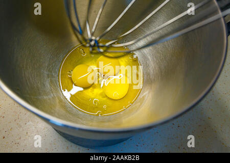 Eier in einer Metallschüssel planetarische Mischer noch rühren. Köstliche Desserts und leckere Rezepte machen Stockfoto