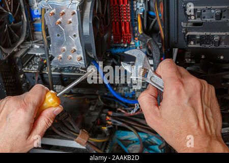 Computer Reparatur Konzept. Diagnose der Komponenten von einem alten Computer. Stockfoto