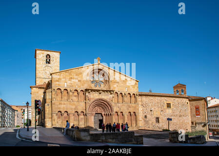 Soria, Spanien; September 2019: Blick auf die Kirche von Santo Domingo in Soria. Soria ist die Hauptstadt der Provinz in Spanien ,1063 m abov Stockfoto