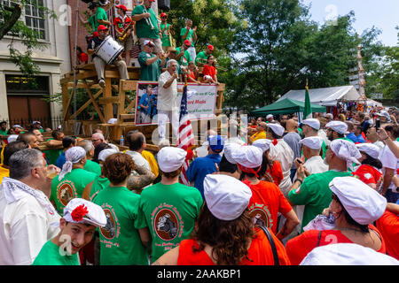 New York, USA - 12. August 2018: Die giglio Fest im East Harlem, Brooklyn statt, vor Unserer Lieben Frau auf dem Berg Karmel Kirche Stockfoto