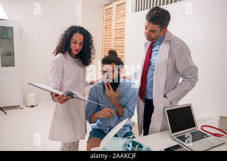 Patienten Hipster in einem Asthmaanfall im Doktorbüro Stockfoto