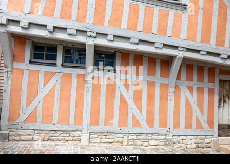 Frankreich, Grand Est, Troyes, schiefe Gebäude aus Holz in der Nähe von Jardin Juvenal des Ursins Stockfoto