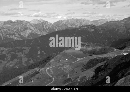 Österreichische Alpen: parnoramic Bergblick vom Hochfirst im Montafon in Richtung Silbertal mit dem See für den Schnee Maschinen Stockfoto