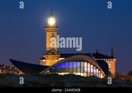 Leuchtturm und Teepott in Bauhausstile in der Nacht gebaut, Warnemünde/Rostock, Mecklenburg-Vorpommern / Mecklenburg-Vorpommern, Deutschland Stockfoto