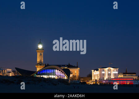 Leuchtturm und Teepott in Bauhausstile in der Nacht gebaut, Warnemünde/Rostock, Mecklenburg-Vorpommern / Mecklenburg-Vorpommern, Deutschland Stockfoto