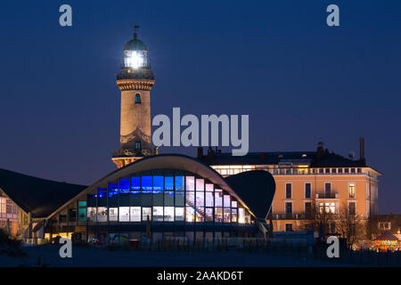 Leuchtturm und Teepott in Bauhausstile in der Nacht gebaut, Warnemünde/Rostock, Mecklenburg-Vorpommern / Mecklenburg-Vorpommern, Deutschland Stockfoto