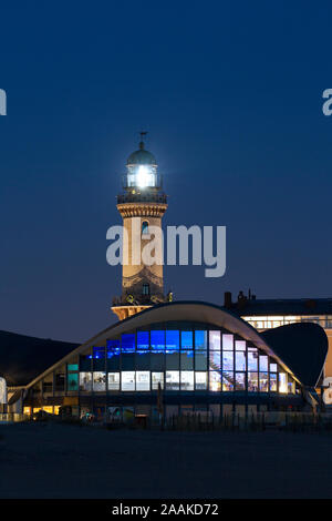 Leuchtturm und Teepott in Bauhausstile in der Nacht gebaut, Warnemünde/Rostock, Mecklenburg-Vorpommern / Mecklenburg-Vorpommern, Deutschland Stockfoto