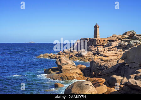 Die Pors Kamor Leuchtturm entlang der Côte de Granit rose/rosa Granit Küste bei Ploumanac'h, Perros-Guirec, Côtes-d'Armor, Bretagne, Frankreich Stockfoto