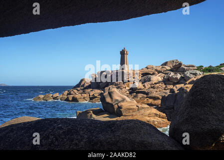 Die Pors Kamor Leuchtturm entlang der Côte de Granit rose/rosa Granit Küste bei Ploumanac'h, Perros-Guirec, Côtes-d'Armor, Bretagne, Frankreich Stockfoto