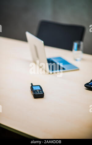Moderne Computer und tragbaren Sender im Amt. Stockfoto
