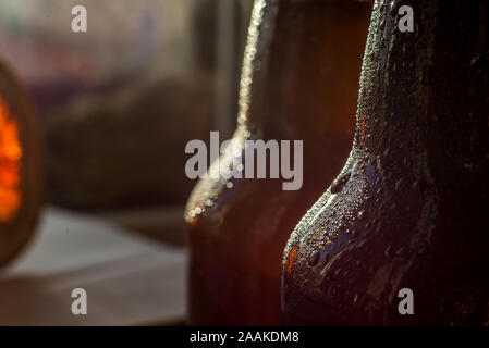 Kaltes Bier Flasche in Wassertropfen von Ihrem Kühlschrank Stockfoto