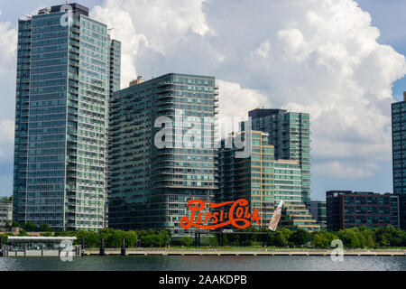 New York, USA - 20. August 2018: Long Island City Waterfront mit landmark Pepsi Cola Schild an Gantry Plaza State Park in Queens entfernt Stockfoto