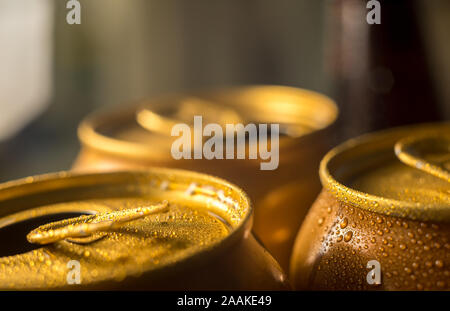 Gelbe Bierdosen closeup in kaltem Wasser Tropfen Stockfoto