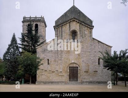 FACHADA PRINCIPAL DE ROMANICO KATALANISCH - SIGLO XII. Lage: MONASTERIO DE SAN PEDRO. BESALU. GERONA. Spanien. Stockfoto