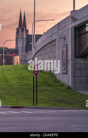 Utica, New York - 31. Juli 2019: Twilight Ansicht von Utica Straßen der Stadt. Stockfoto
