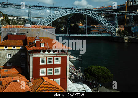 Die beliebten Ribeira Waterfront in Porto, Portugal, von oben an einem schönen sonnigen Tag mit dem Dom Luis l Bridge im Hintergrund prominente gesehen. Stockfoto