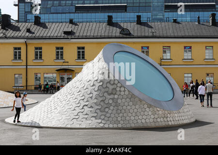 Oberlicht der unterirdischen art museum Amos Rex von lasipalatsi Plaza in Helsinki, Finnland hervorstehende Stockfoto