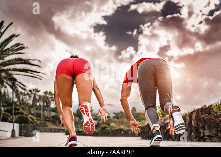 Athlet Freunde bei Sonnenuntergang im Freien laufende - Sportliche Leute, Sprint Training Session Übungen in einem Park Stockfoto