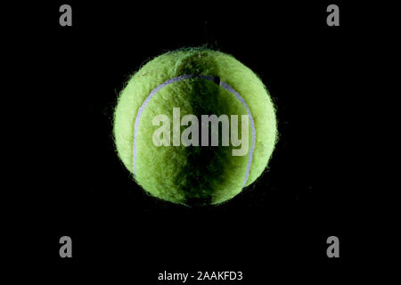 In der Nähe von Studio shot von gelben Tennisball, isoliert auf Schwarz. Stockfoto