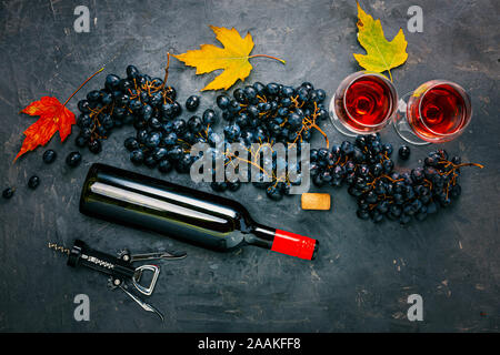 Konkrete zurück, Blätter, Karte Mockup, Weingut Wein, zwei Gläser, Flach, rustikal Stockfoto